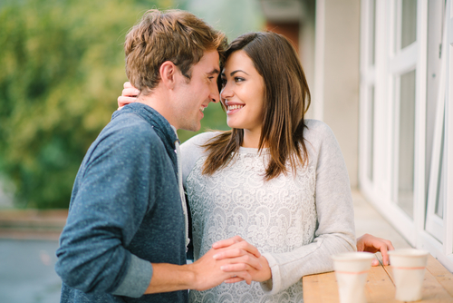 how-to-hug-a-girl-romantically-1